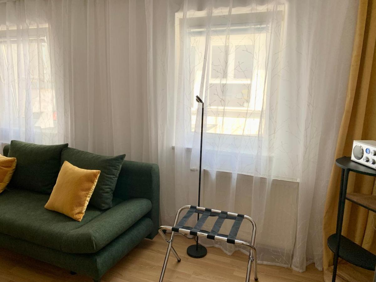 Air-conditioned, Quiet With A Terrace In Center Of St Poelten - Smart Tv *